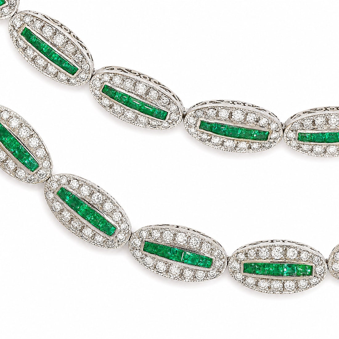FINE EMERALD AND DIAMOND BRACELET: FINE EMERALD AND DIAMOND BRACELET.14.5 grams, 18 ct. gold.Vibrant emeralds.Diamonds bright and lively.L. 17.5 cm.