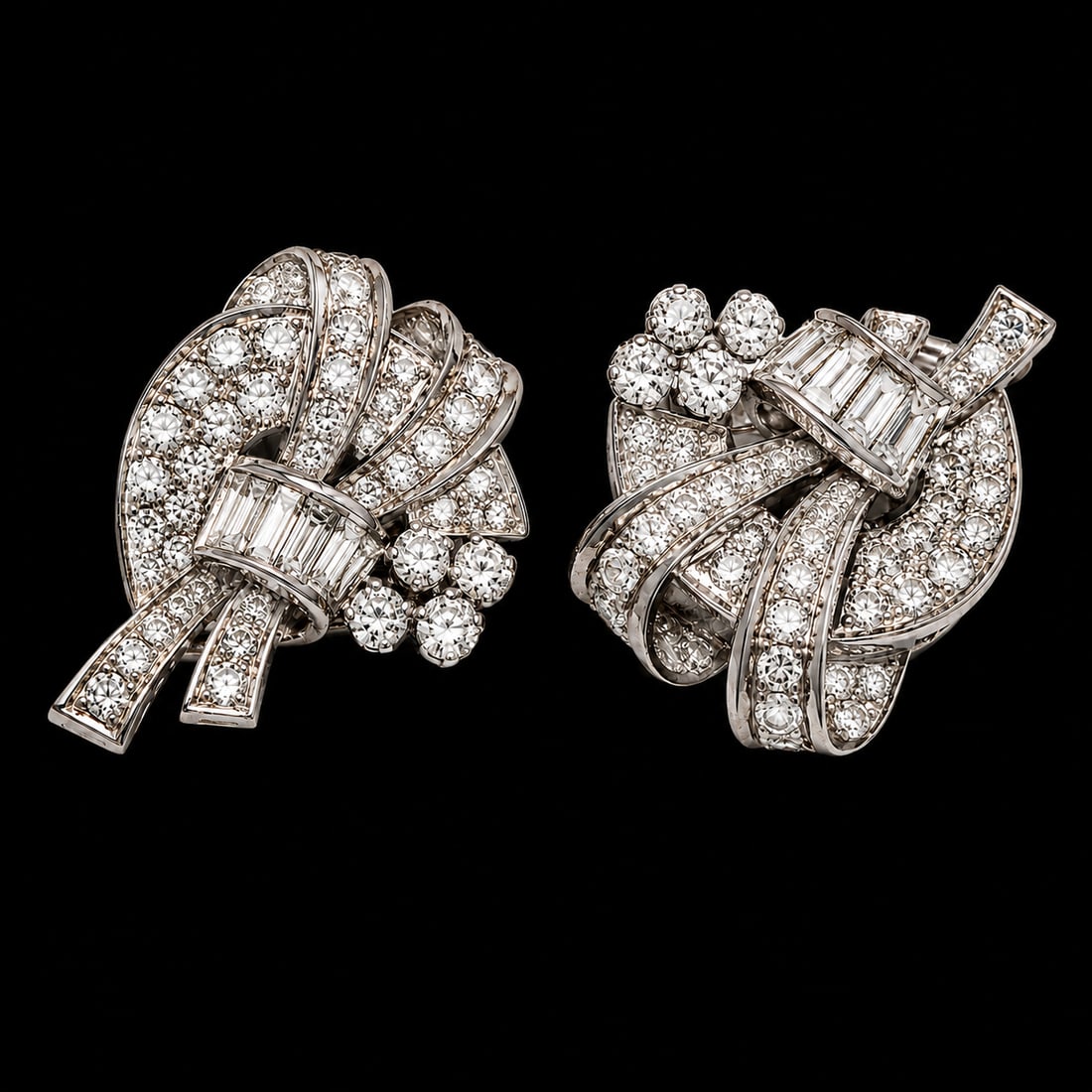 ART DECO DIAMOND DOUBLE CLIP BROOCH: ART DECO DIAMOND DOUBLE CLIP BROOCH23.8 grams, testing platinum. Bright and lively diamonds totalling approx. 4.50 ct. W. 5.3 cm.