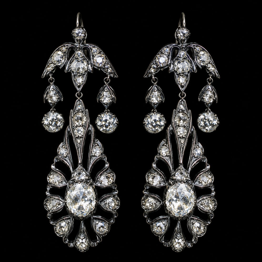 ANTIQUE ROSE CUT DIAMOND CHANDELIER EARRINGS: ANTIQUE ROSE CUT DIAMOND CHANDELIER EARRINGS11 grams. The hanging diamond drops with good movement. L. 5.5 cm.