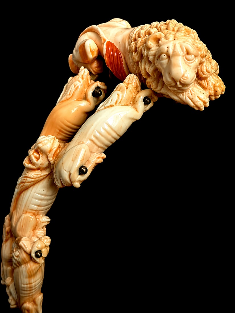 FINE AND RARE CARVED VICTORIAN HELMET CONCH LION AND DOG BRACELET: FINE AND RARE CARVED VICTORIAN HELMET CONCH LION AND DOG BRACELET,55,7 grams.The clasp depicting a detailed carved lion with fine carved manes.The links carved to depict reclining dogs.L. 19.3 cm.