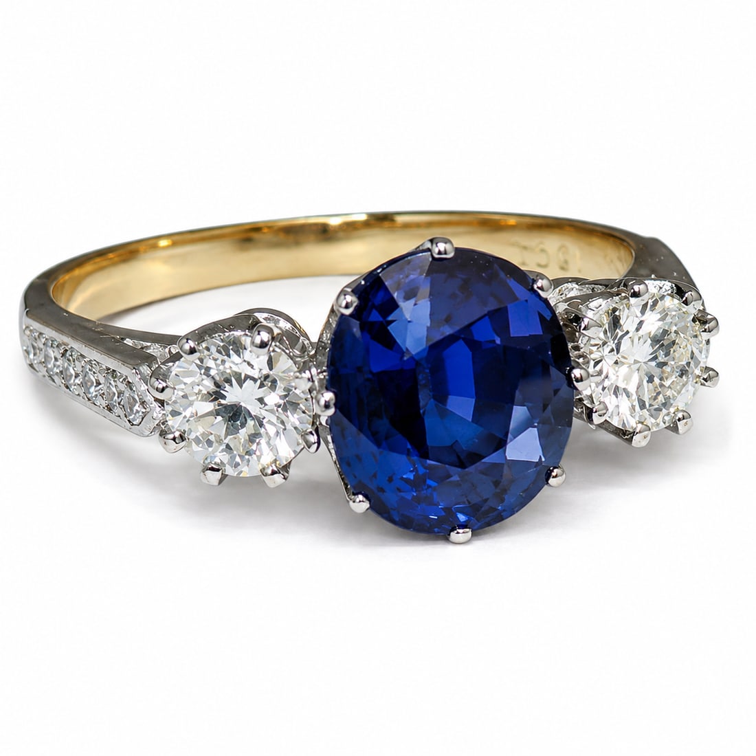 SAPPHIRE AND DIAMOND 3-STONE RING: SAPPHIRE AND DIAMOND 3-STONE RING,4,4 grams, platinum.Rich and vibrant sapphire of approx. 2.17 ct.Diamonds bright and lively, totalling approx. 0.90 ct.Size O.