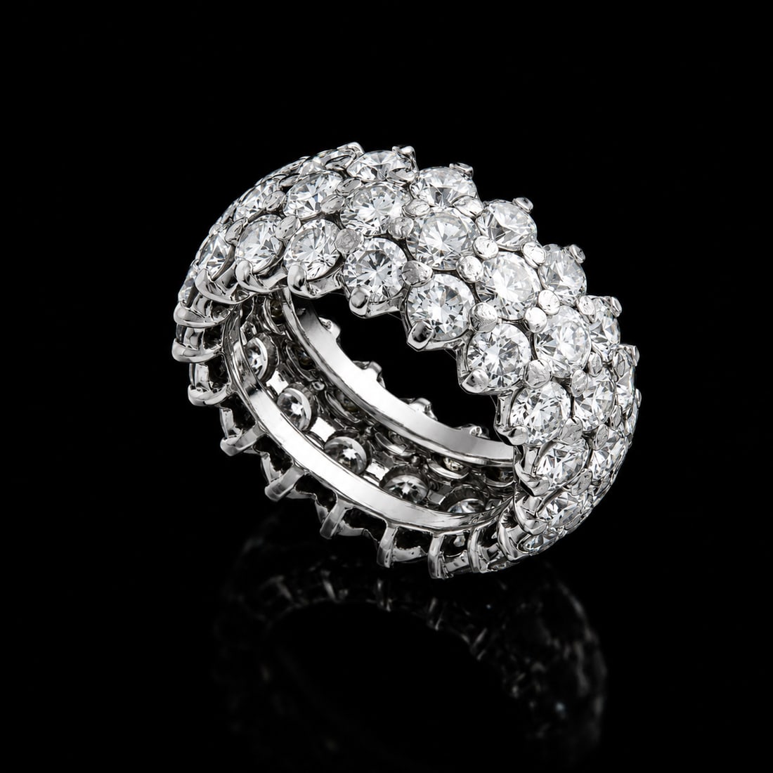 UNUSUAL DIAMOND 3-ROW ETERNITY RING: UNUSUAL DIAMOND 3-ROW ETERNITY RING,14,7 grams, testing platinum.Bright and lively diamonds, totalling approx. 6.80 ct. Size N 1/2.