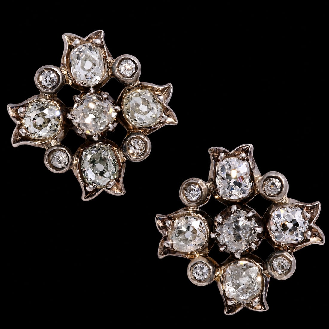 ELEGANT PAIR OF ANTIQUE DIAMOND EARRINGS: ELEGANT PAIR OF ANTIQUE DIAMOND EARRINGS 5.4 grams bright lively old cut diamonds approx 2.70 ct 1.8 cm diameter