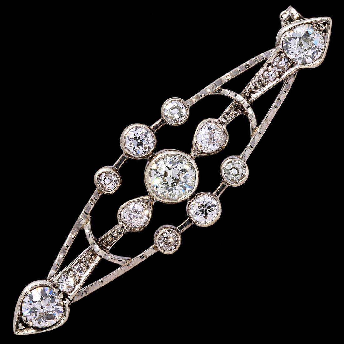 ANTIQUE DIAMOND BROOCH: ANTIQUE DIAMOND BROOCH 4.1 grams bright lively old cut diamonds approx. 2.10 ct. W 4.9 cm