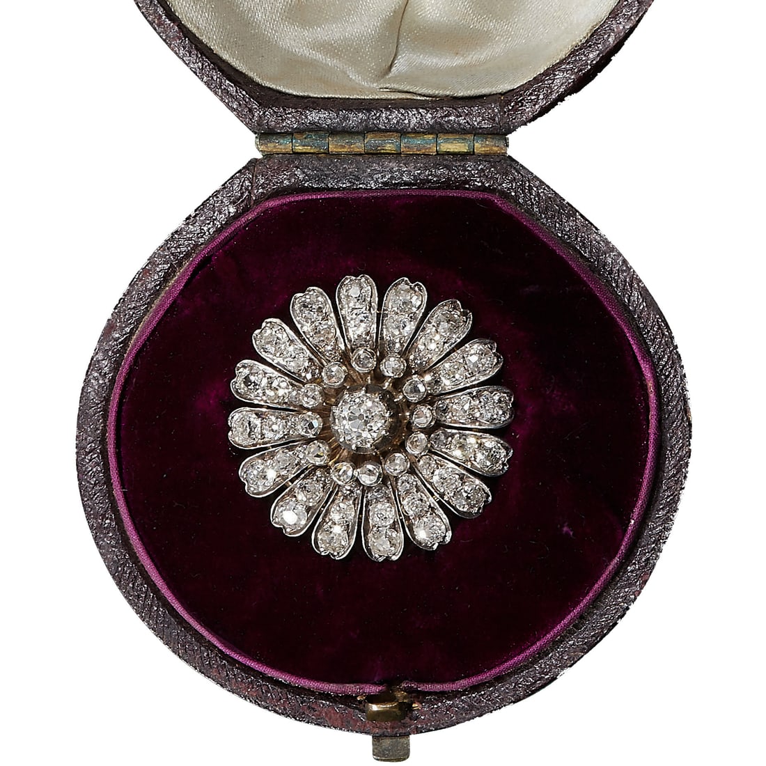 ANTIQUE DIAMOND SET FLOWER BROOCH: ANTIQUE DIAMOND SET FLOWER BROOCH. 12.5 gramsDiamonds totalling approx. 4 ct.Centre diamond of approx. 0.55 ct.2.8 cm diameter. Fine workmanship, good condition, with antique fitted box.