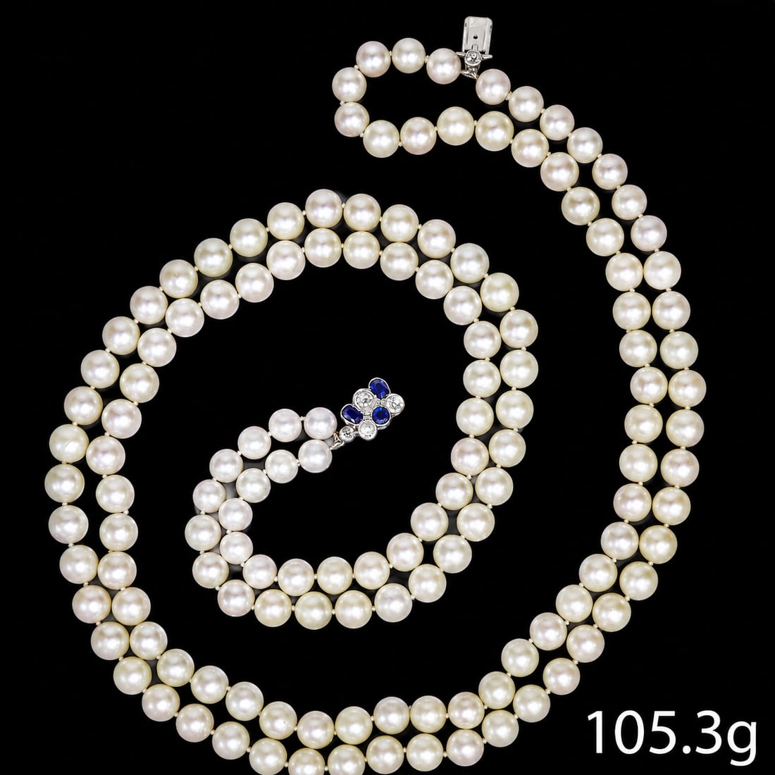 TWO ROW PEARL NECKLACE: TWO ROW PEARL NECKLACE, 105.3 grams. 18 ct. gold clasp. Fine sapphires and diamond set clasp.Sapphires approx. 1.20 ct.Diamonds approx. 1.15 ct.The pearls of approx. 8.35 - 7 mm.L. 61 cm. Pearls untes
