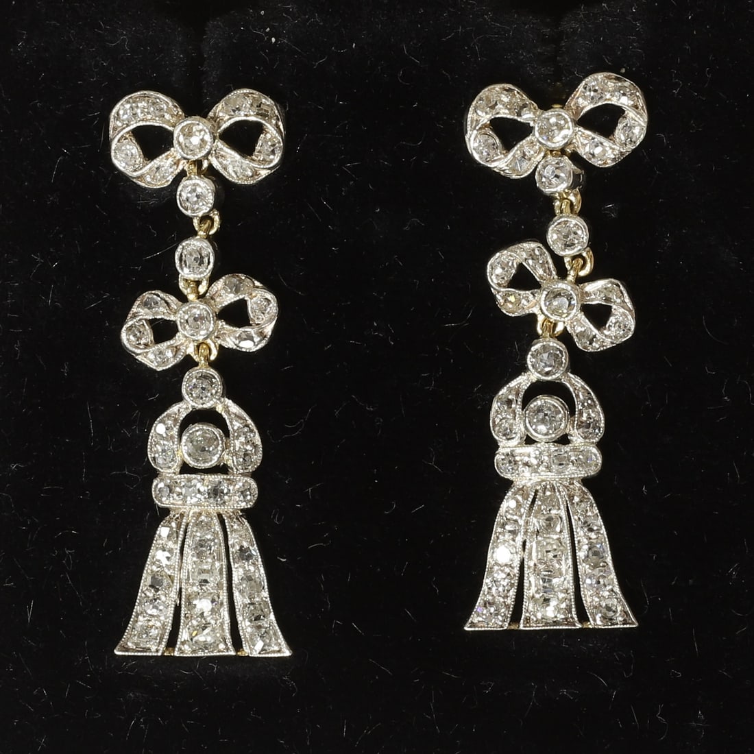 SWEET PAIR OF EDWARDIAN DIAMOND DROP EARRINGS: SWEET PAIR OF EDWARDIAN DIAMOND DROP EARRINGS,5,6 grams, testing high carat gold and silver.Bright and lively diamonds.Articulated drops.L. 3.4 cm.Fitted box.