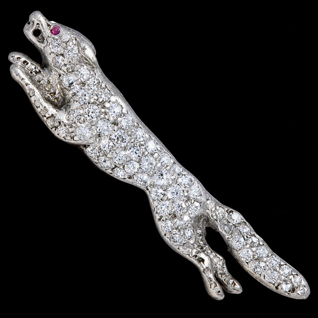 DIAMOND RUNNING FOX BROOCH: DIAMOND RUNNING FOX BROOCH,4,2 grams, testing high carat gold.Diamonds bright and lively.L. 4 cm.