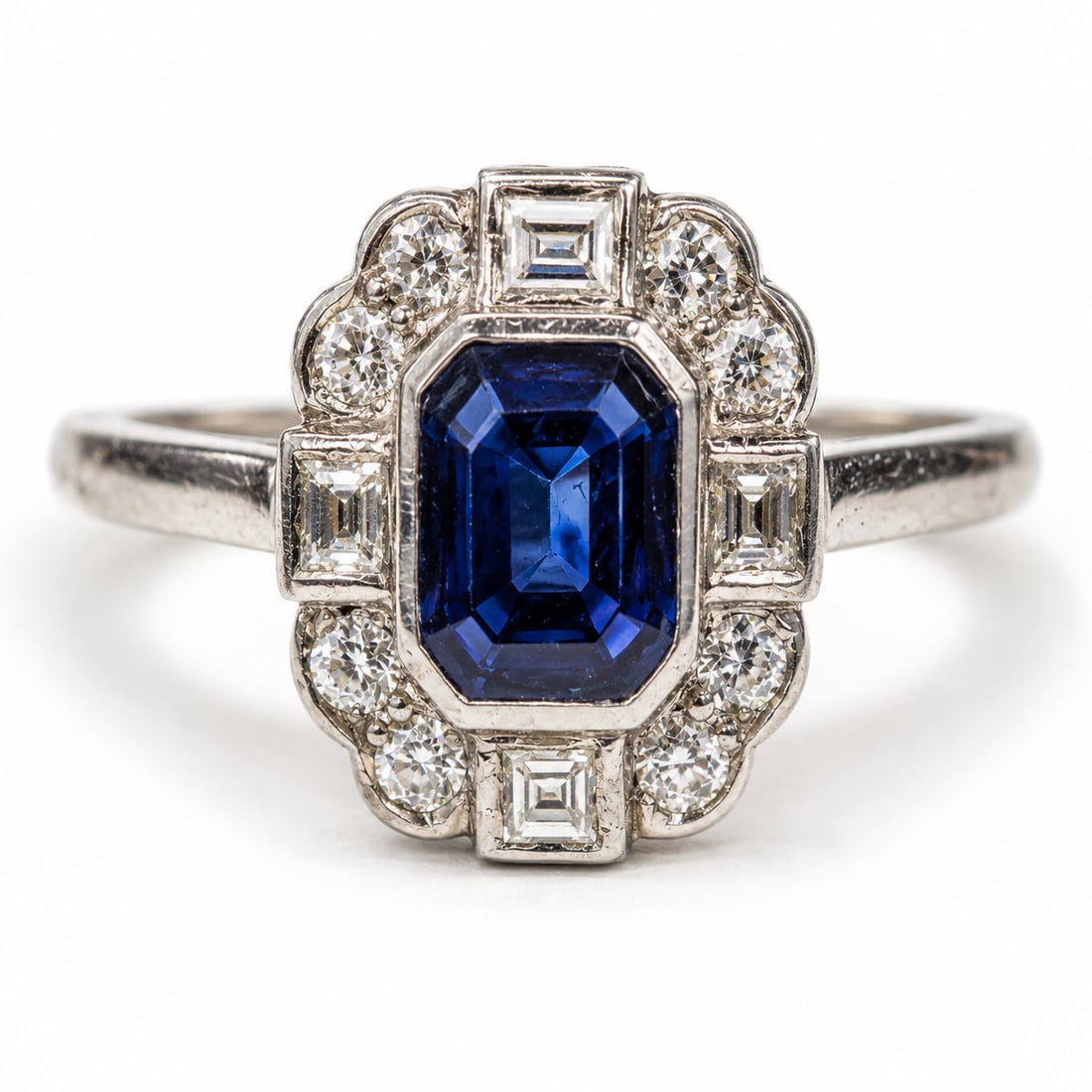 ART-DECO SAPPHIRE AND DIAMOND CLUSTER RING: ART-DECO SAPPHIRE AND DIAMOND CLUSTER RING,3,8 grams, platinum.Rich and vibrant sapphire of approx. 0.85 ct.Diamonds bright and lively.Size K 1/2.