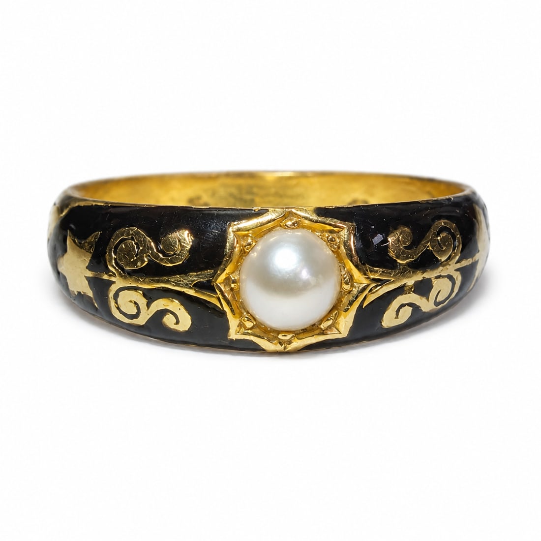 ANTIQUE ENAMEL AND DIAMOND RING: ANTIQUE ENAMEL AND DIAMOND RING,5.9 grams, 18 ct. gold.Lovely pearl.Decorated with enamel on the sides.Size Q.