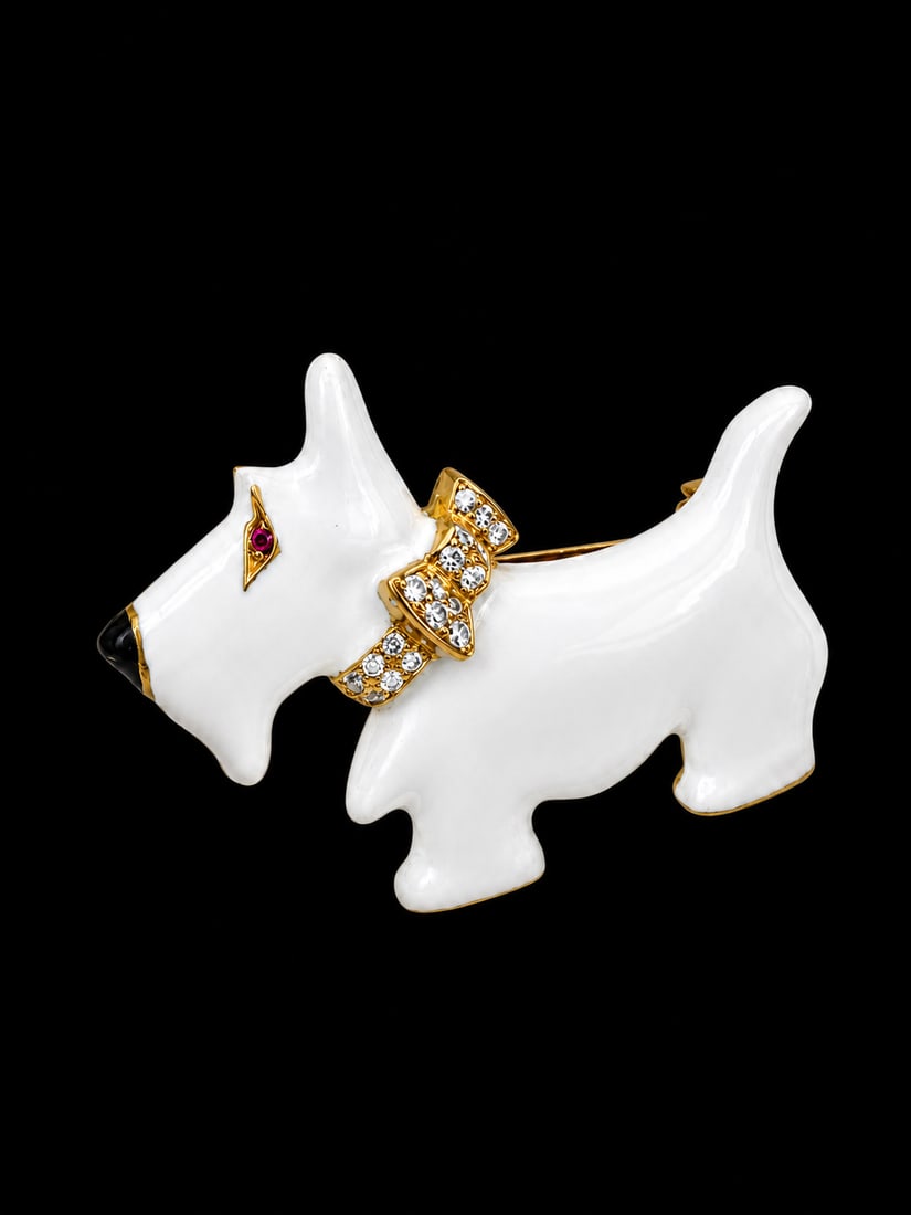 GARRARD, ENAMEL AND DIAMOND SCOTTISH TERRIER DOG BROOCH: GARRARD, ENAMEL AND DIAMOND SCOTTISH TERRIER DOG BROOCH,15 grams, 18 ct. gold.Diamonds bright and lively on the collar.Ruby eye.L. 3.9 cm.With Garrard box.