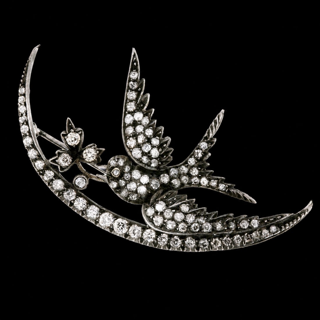FANTASTIC LARGE DIAMOND SWALLOW BIRD ON CRESCENT BROOCH: FANTASTIC LARGE DIAMOND SWALLOW BIRD ON CRESCENT BROOCH.9.8 grams.Bright and lively diamonds totalling approx. 3 ct.W. 6.1 cmFITTED CASE