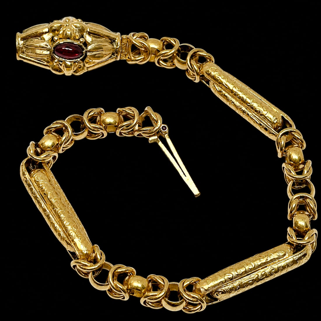 VICTORIAN GARNET BRACELET: VICTORIAN GARNET BRACELET,11.9 grams, testing 18 ct. gold.Lovely detailed fancy link.Clasp set with garnets.L. 19 cm.