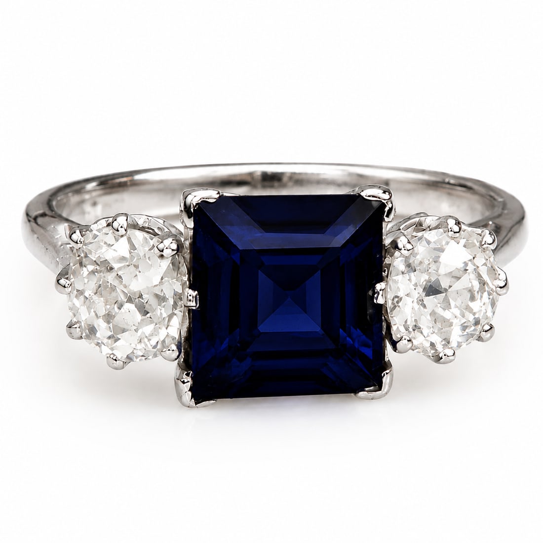 SAPPHIRE AND DIAMOND 3-STONE RING: SAPPHIRE AND DIAMOND 3-STONE RING,3,2 grams, testing platinum and 18 ct. gold.Sapphire of approx. 2.15 ct.Diamonds bright and lively.Size I 1/2.