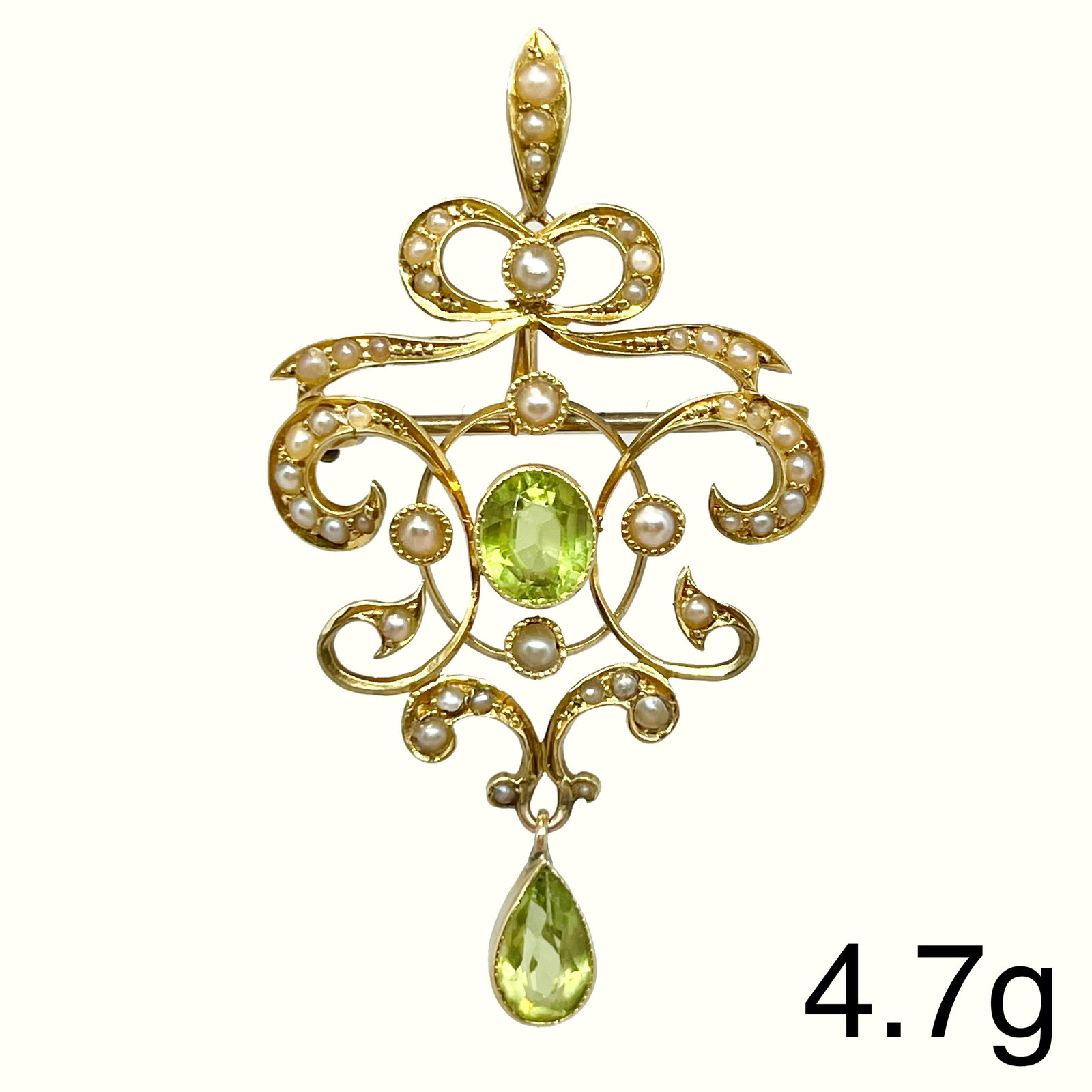EDWARDIAN PERIDOT AND PEARL BROOCH: EDWARDIAN PERIDOT AND PEARL BROOCH,4,7 testing 15 ct. gold.L. 4.8 cm.