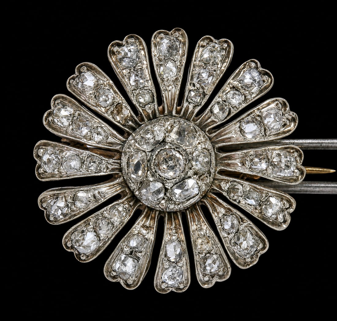 ANTIQUE DIAMOND FLORAL BROOCH: ANTIQUE DIAMOND FLORAL BROOCH,10 grams, testing high carat gold and silver.Diamonds bright and lively, totalling approx. 1.50 ct. Diam. 2.8 cm.