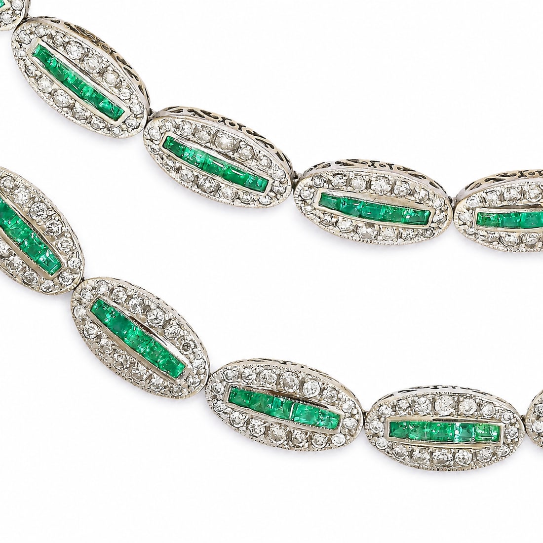 FINE EMERALD AND DIAMOND BRACELET: FINE EMERALD AND DIAMOND BRACELET.14.5 grams, 18 ct. gold.Vibrant emeralds.Diamonds bright and lively.L. 17.5 cm.