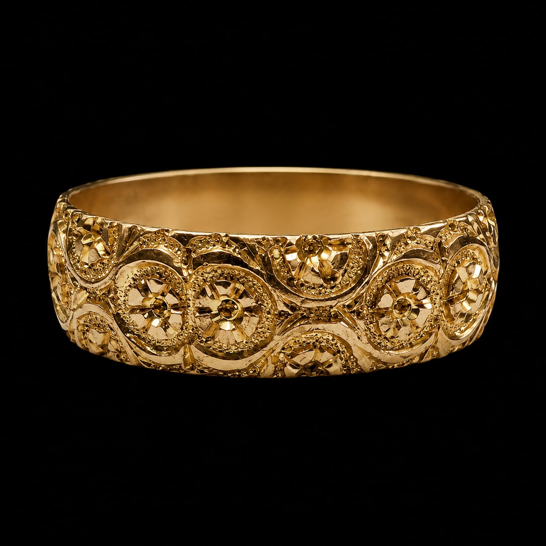 GOLD BAND RING: GOLD BAND RING,3,8 grams.Relief floral decoration.Size T.