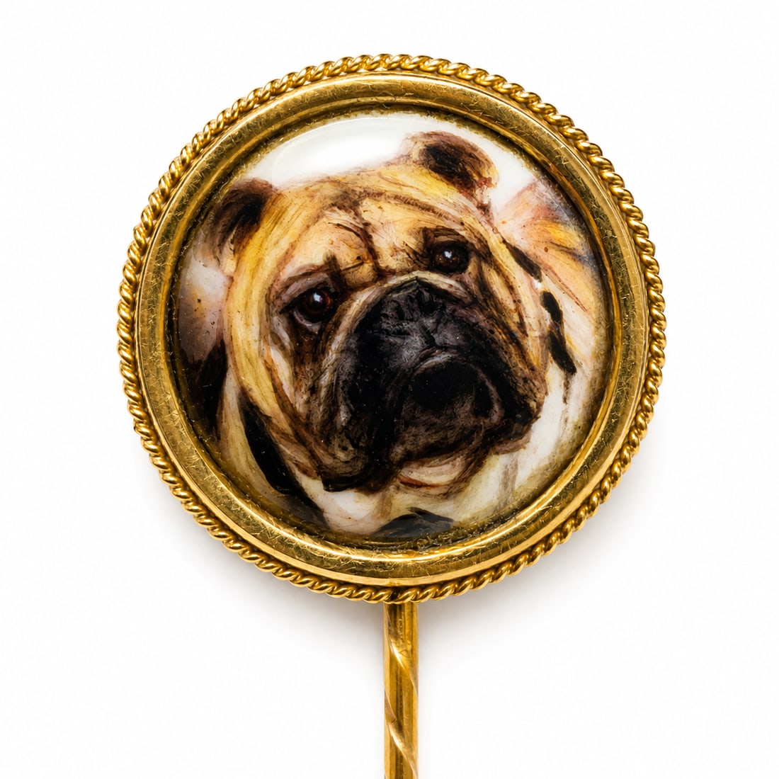 EDWARDIAN ENAMEL DOG STICK PIN: EDWARDIAN ENAMEL DOG STICK PIN,5,5 grams, Depicting a bulldog.Dated on the back 1902.Diam. 2.2 cm.With antique case.
