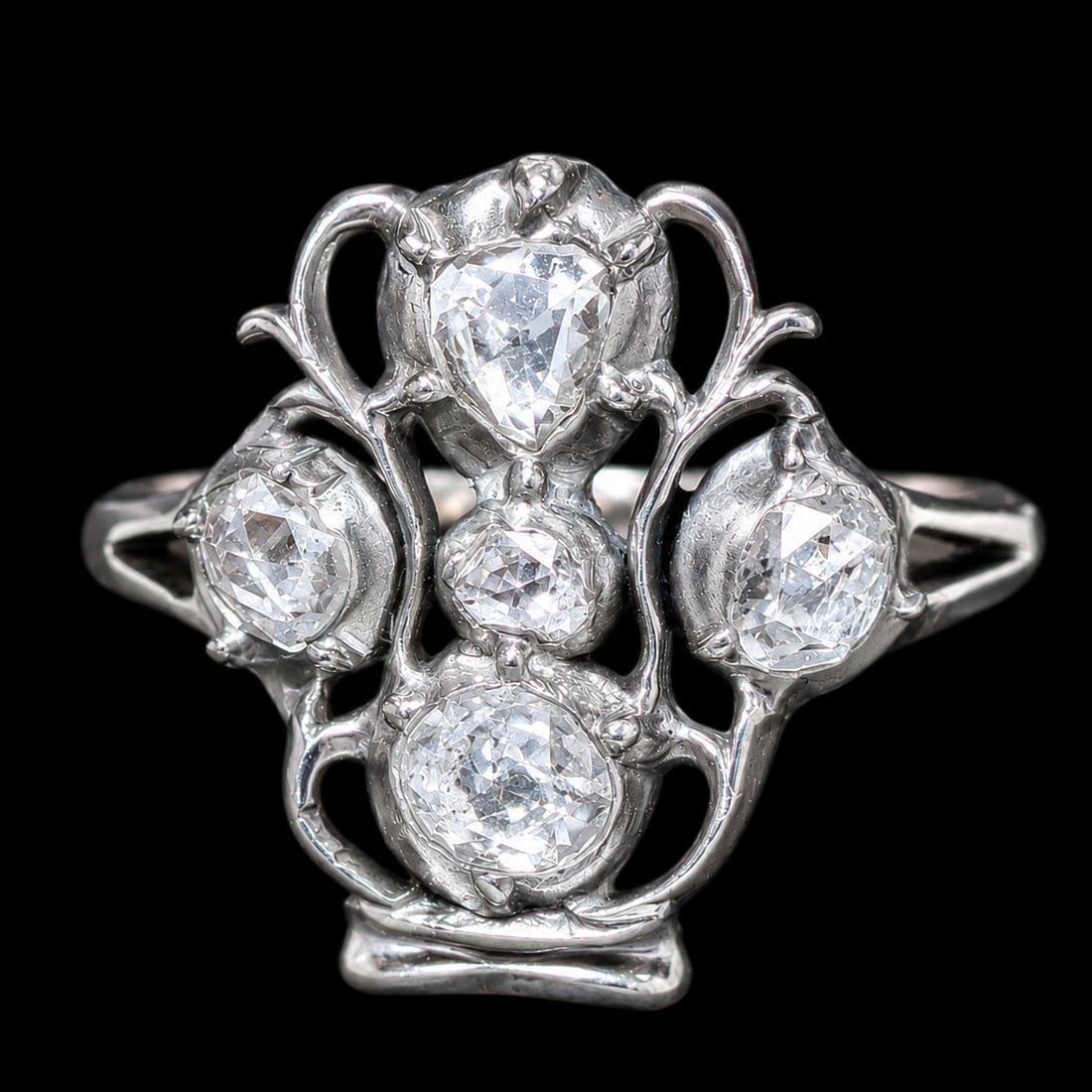ANTIQUE DIAMOND GIARDINETTO RING: ANTIQUE DIAMOND GIARDINETTO RING,4 grams, testing 18 ct. gold and silver.Lovely rose cut diamonds.L. head 1.7 cm.Size M 1/2.