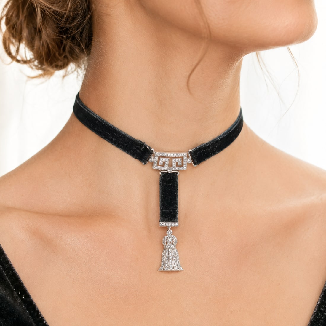 ART-DECO DIAMOND CHOKER NECKLACE: ART-DECO DIAMOND CHOKER NECKLACE,6.8 grams, testing platinum.Lovely diamond set sections.Velvet cord.L. 29 cm.