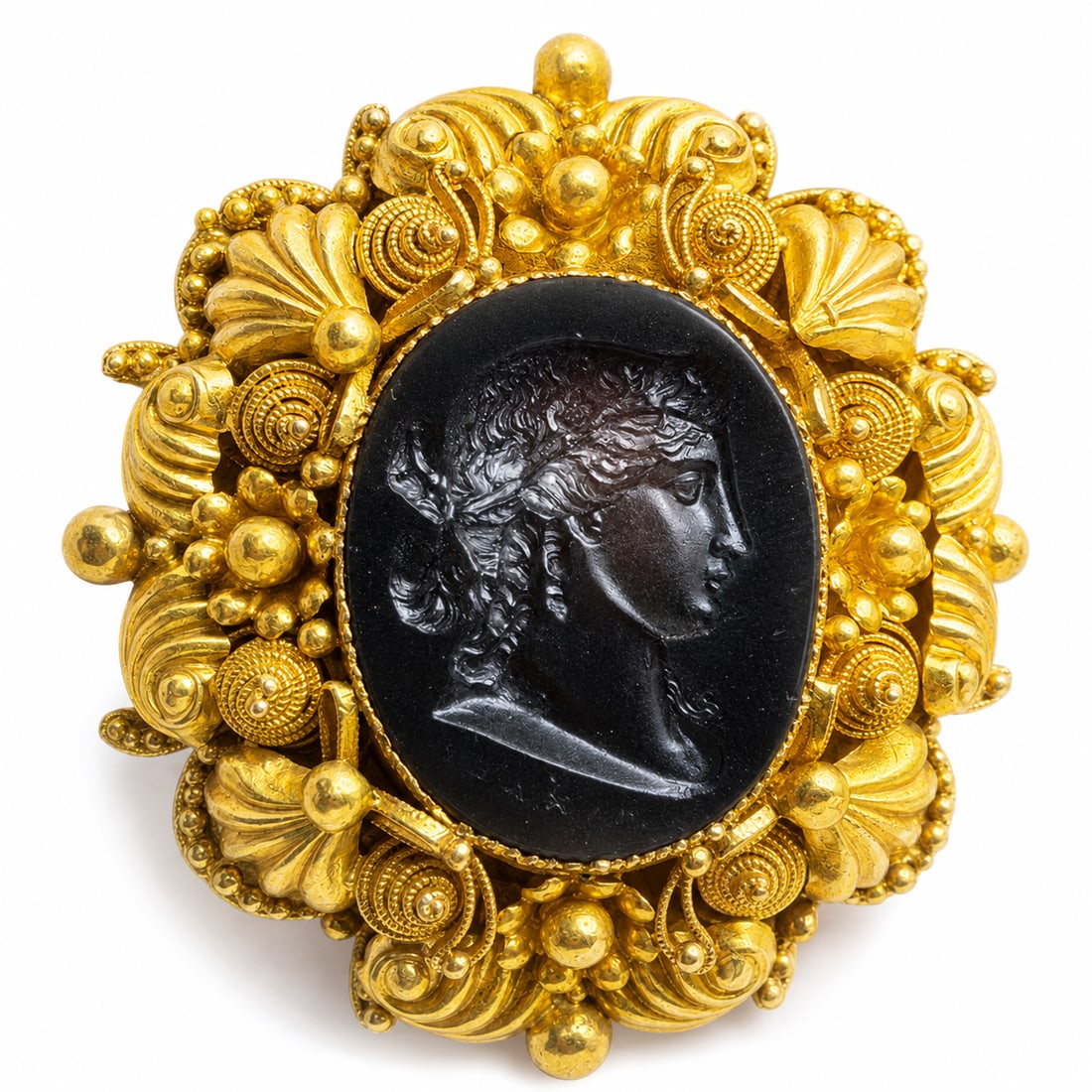 GEORGIAN SIGNED INTAGLIO BROOCH: GEORGIAN SIGNED INTAGLIO BROOCH,12,5 grams, testing 18 ct. gold.the intaglio depicting a classical woman in profile.Signed NIXAEP.L. 3.8 cm.