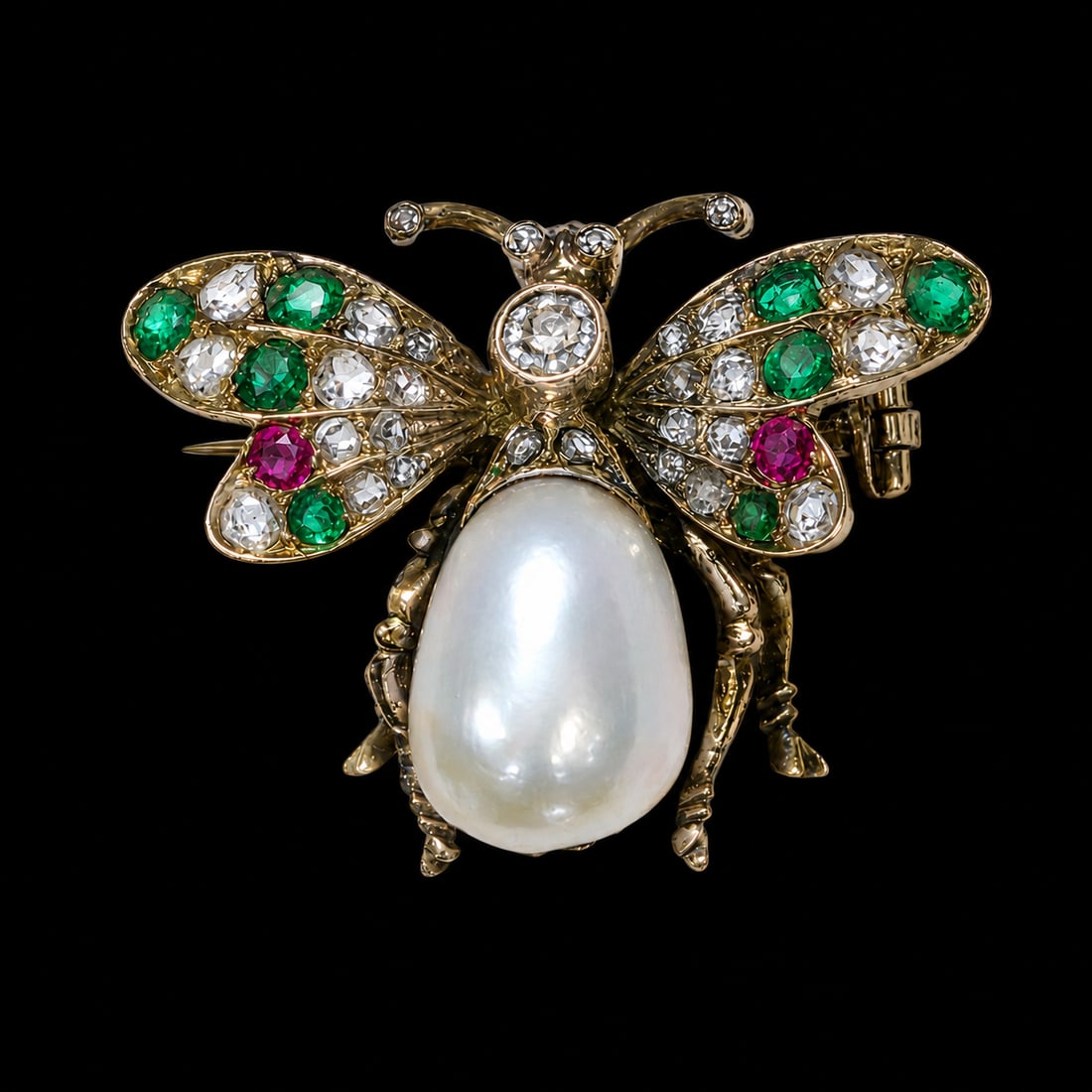 ANTIQUE PEARL DIAMOND AND EMERALD FLY BROOCH: ANTIQUE PEARL DIAMOND AND EMERALD FLY BROOCH,5,6 grams, testing 18 ct. gold.Bright and lively diamonds.Lovely emerald and ruby accents.The body with a pearl (untested).W. 2.7 cm.