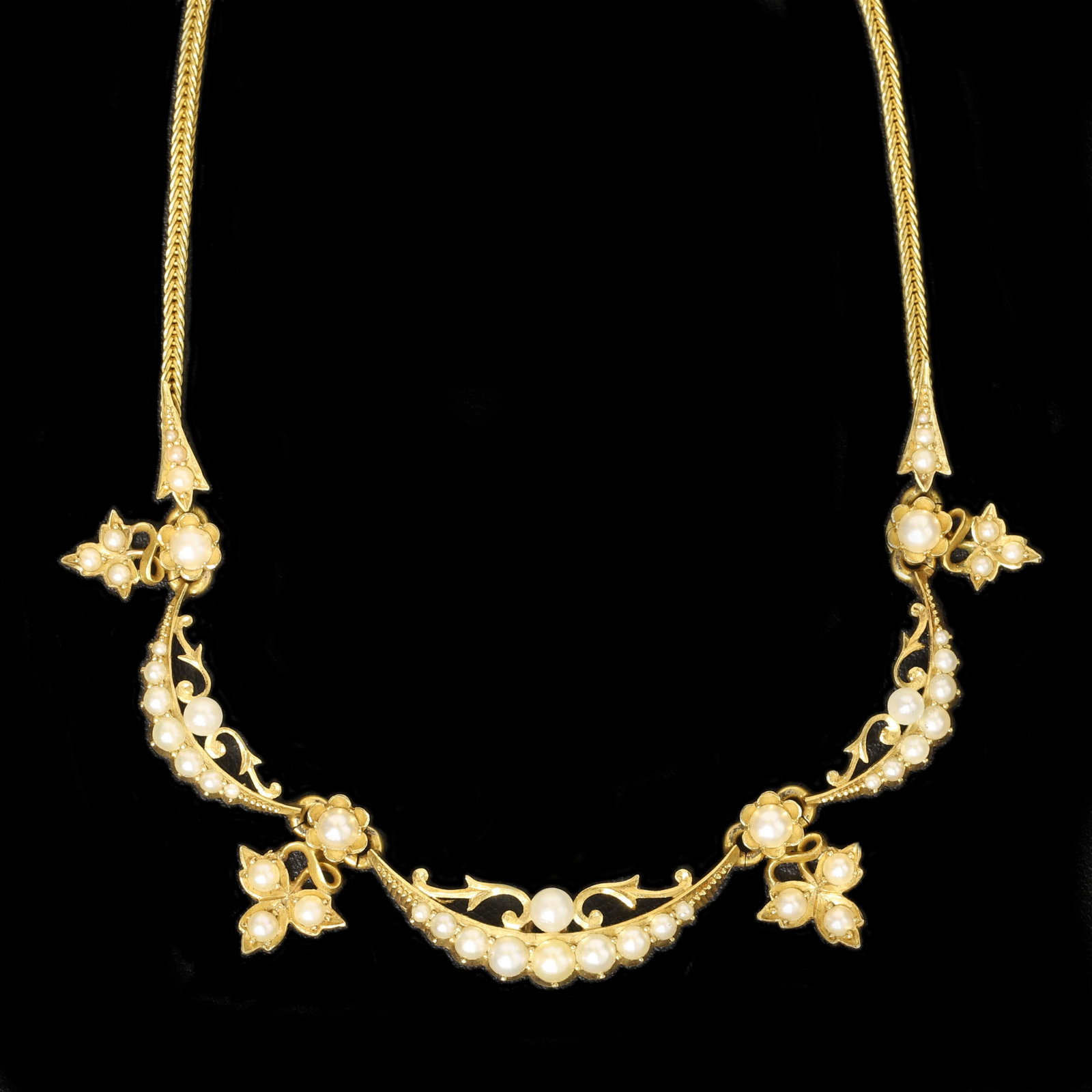 EDWARDIAN PEARL NECKLACE: EDWARDIAN PEARL NECKLACE,13.8 grams, testing 15 ct. gold.Pearls generally well matched.L. 39.5 cm.