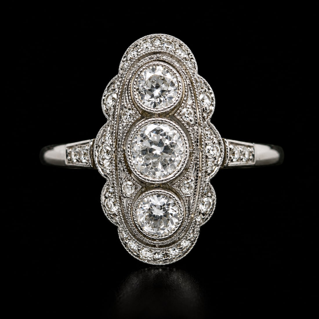 EDWARDIAN DIAMOND RING: EDWARDIAN DIAMOND RING,Bight and lively diamonds.L. head 1.6 cm.Size M 1/2.