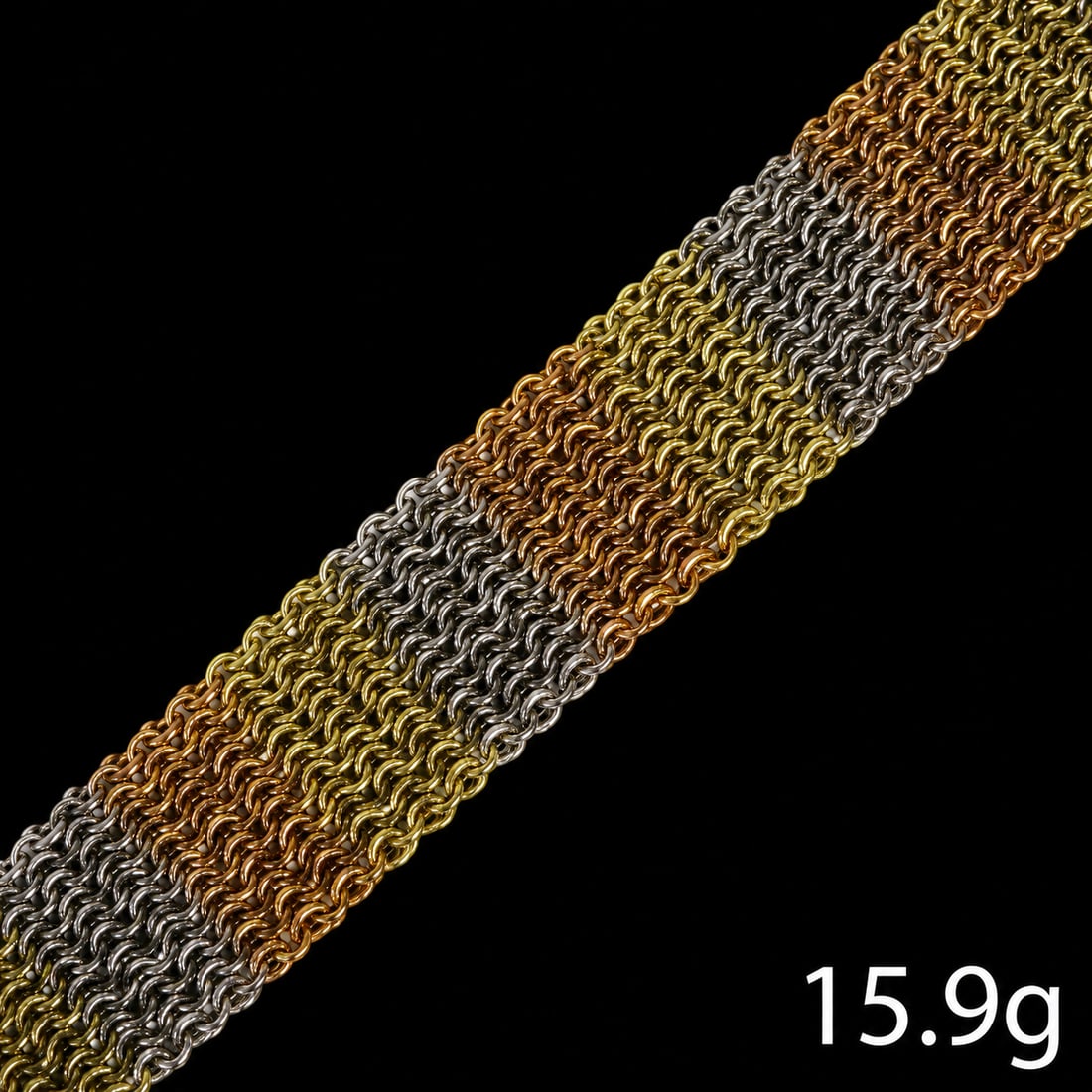 ELEGANT TRI-COLOUR GOLD AND PLATINUM BRACELET: ELEGANT TRI-COLOUR GOLD AND PLATINUM BRACELET 15.9 grams, 18 ct. gold and platinum L 18.2 cm
