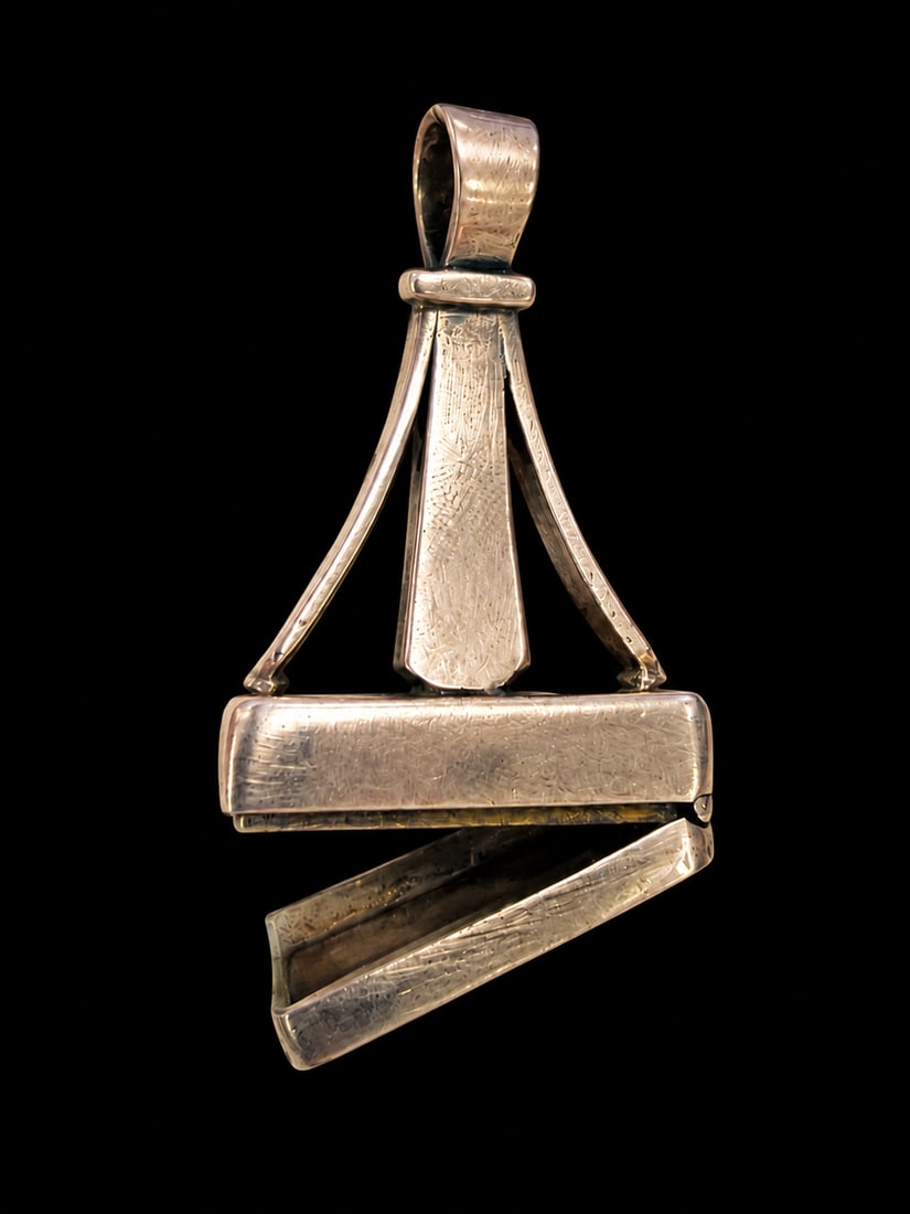 ANTIQUE GOLD OPENING BOX SEAL: ANTIQUE GOLD OPENING BOX SEAL,10.7 grams.Bottom can open to reveal the hidden compartment.L. 3.3 cm.