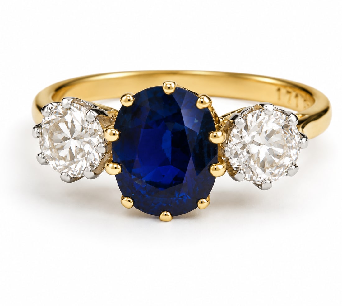 SAPPHIRE AND DIAMOND 3-STONE RING: SAPPHIRE AND DIAMOND 3-STONE RING,3,6 grams, testing 18 ct. gold.Rich and vibrant sapphire of approx. 1.55 ct.Diamonds bright and lively, totalling approx. 0.96 ct.Size M 1/2