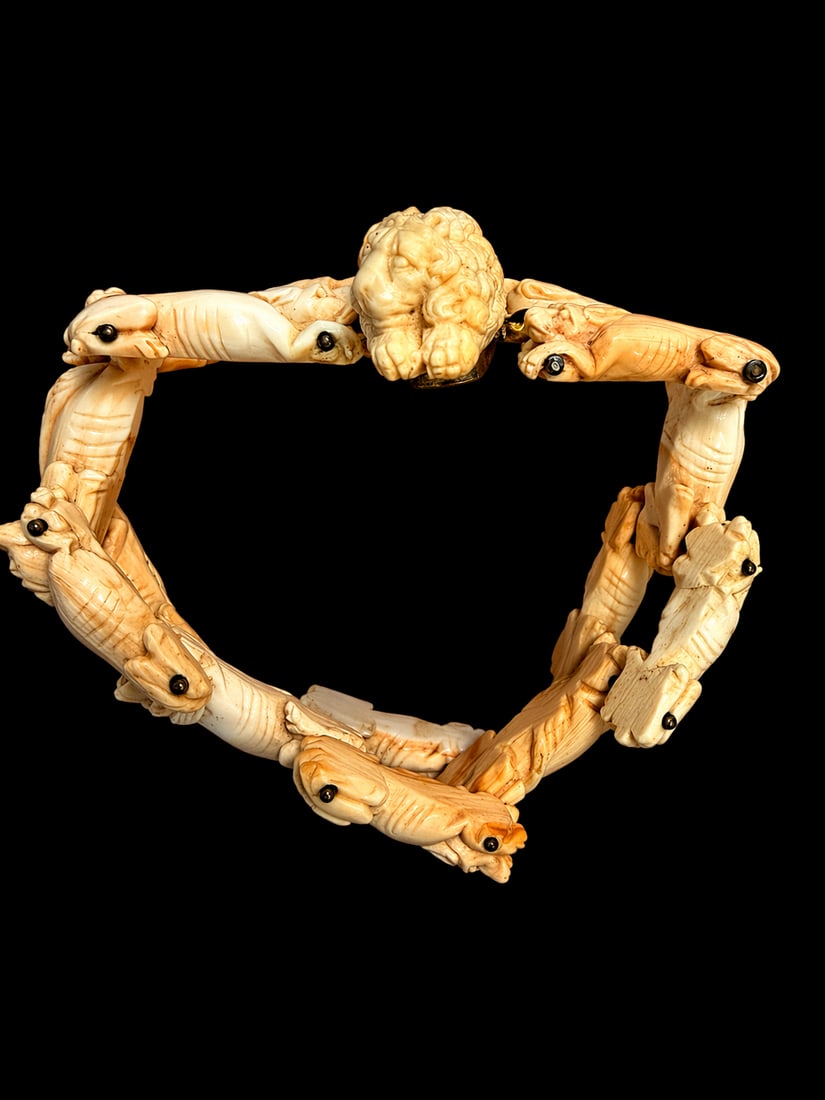 FINE AND RARE CARVED VICTORIAN HELMET CONCH LION AND DOG BRACELET: FINE AND RARE CARVED VICTORIAN HELMET CONCH LION AND DOG BRACELET,55,7 grams.The clasp depicting a detailed carved lion with fine carved manes.The links carved to depict reclining dogs.L. 19.3 cm.