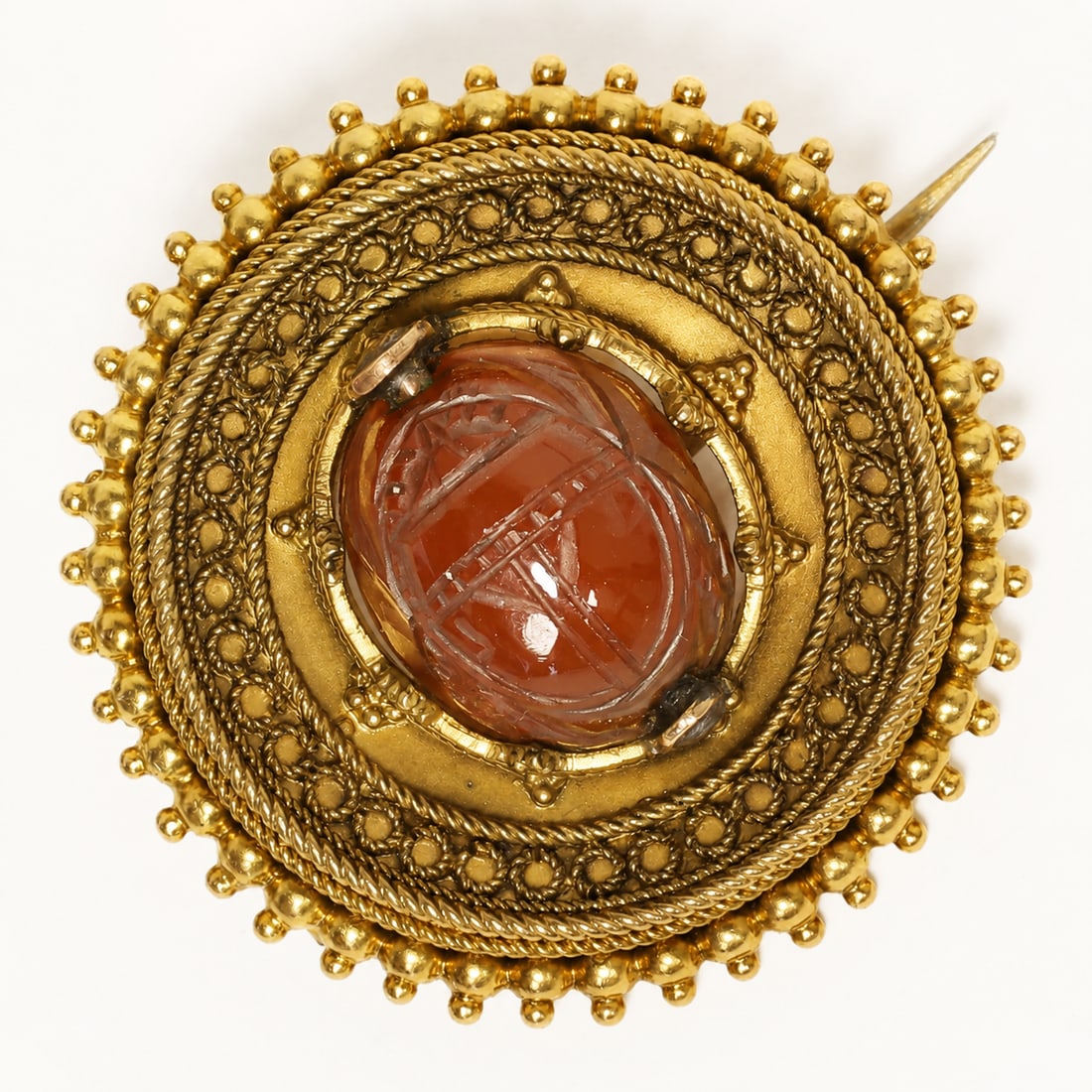 FINE VICTORIAN ETRUSCAN REVIVAL SCARAB BROOCH: FINE VICTORIAN ETRUSCAN REVIVAL SCARAB BROOCH,4,4 grams, testing high carat gold.The centre with a fine cameo carved hardstone of a scarab, with a carved intaglio of a warrior on the back.The surmount