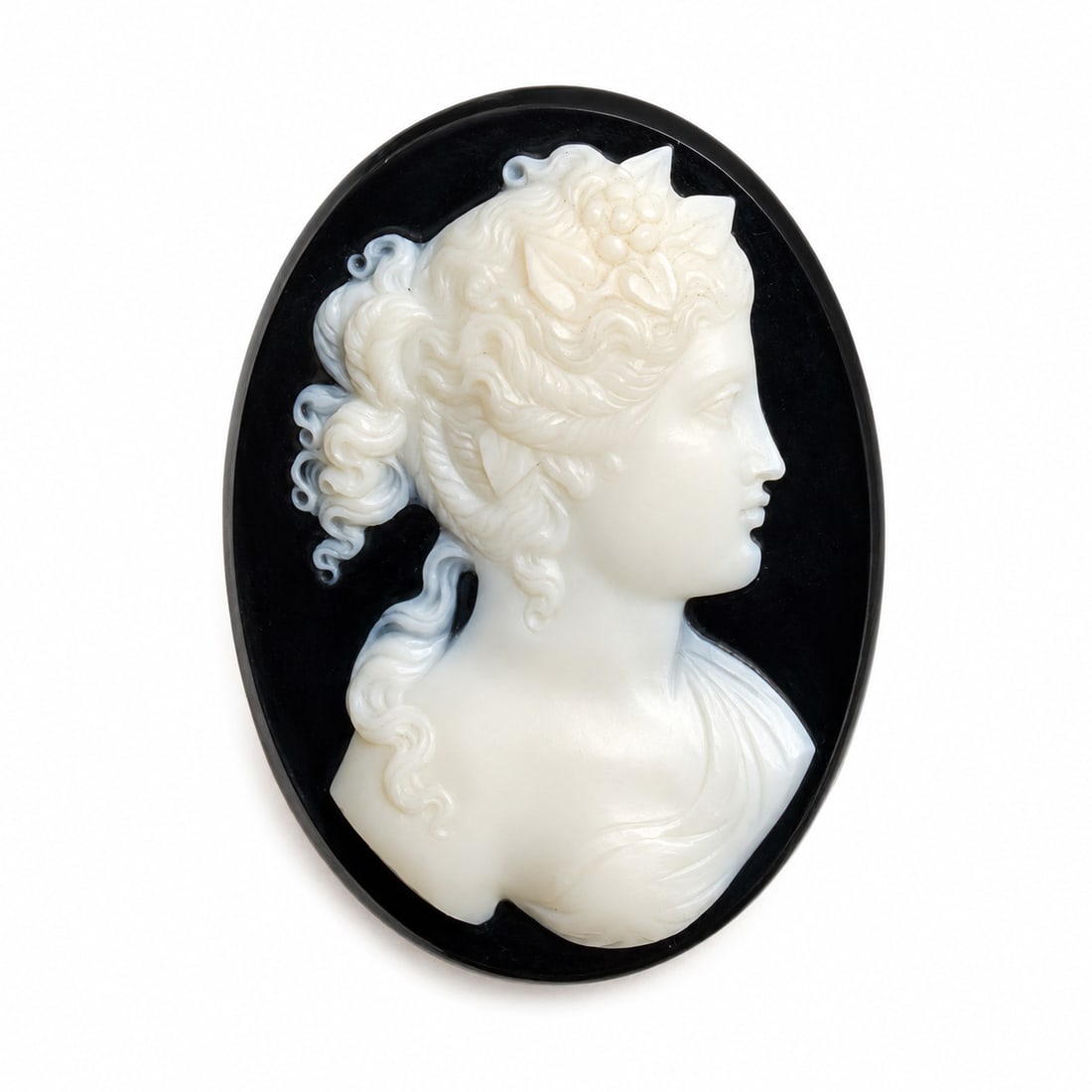 CARVED HARDSTONE CAMEO DEPICTING A CLASSICAL WOMAN: CARVED HARDSTONE CAMEO DEPICTING A CLASSICAL WOMAN.L 3.1 cm.