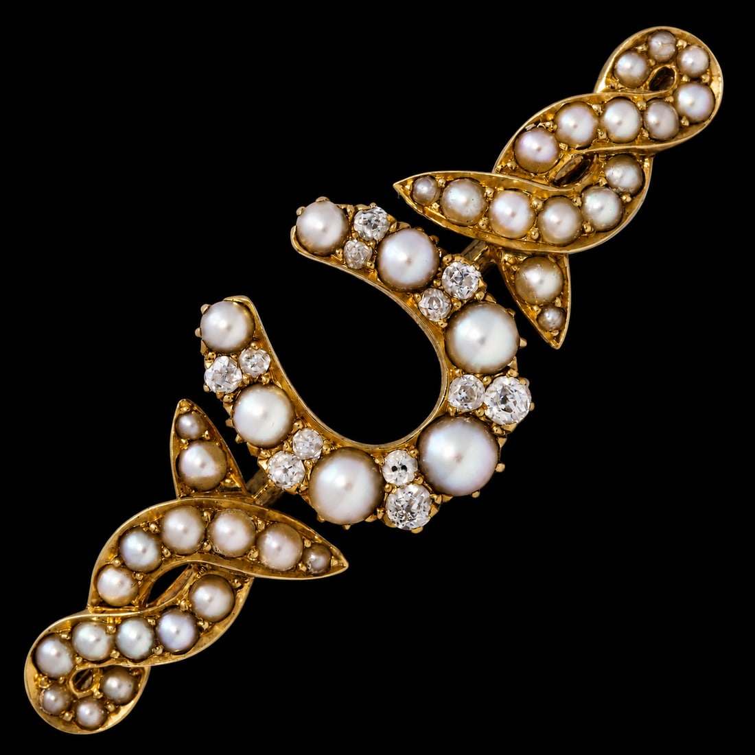 VICTORIAN PEARL AND DIAMOND HORSE SHOE BROOCH: VICTORIAN PEARL AND DIAMOND HORSE SHOE BROOCH,6,9 grams, testing high carat gold.Diamonds bright and lively,Pearls generally well matched.W. 4.6 cm.