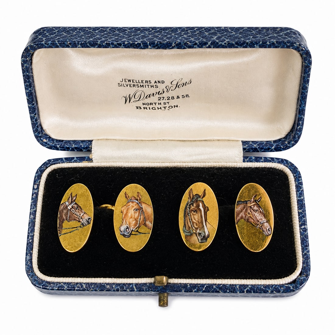 PAIR OF ENAMEL HORSE GOLD CUFFLINKS: PAIR OF ENAMEL HORSE GOLD CUFFLINKS,6.3 grams.Each with the head of a horse.L. 1.9 cm.With cufflink box.