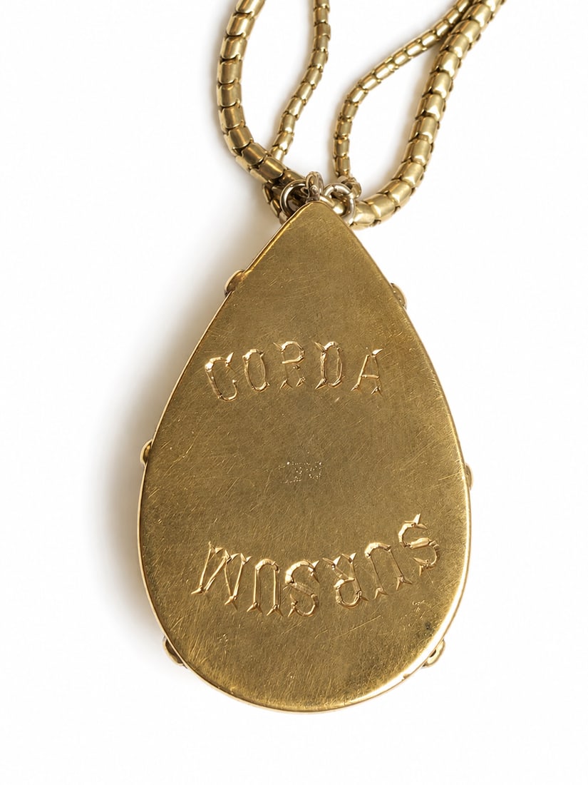 LARGE ANTIQUE GARNET DROP PENDANT NECKLACE: LARGE ANTIQUE GARNET DROP PENDANT NECKLACE,26 grams, testing high carat gold.Rich and vibrant pear cabochon cut garnet, L. 3.2 cm.Snake link necklace, L. 40 cm.