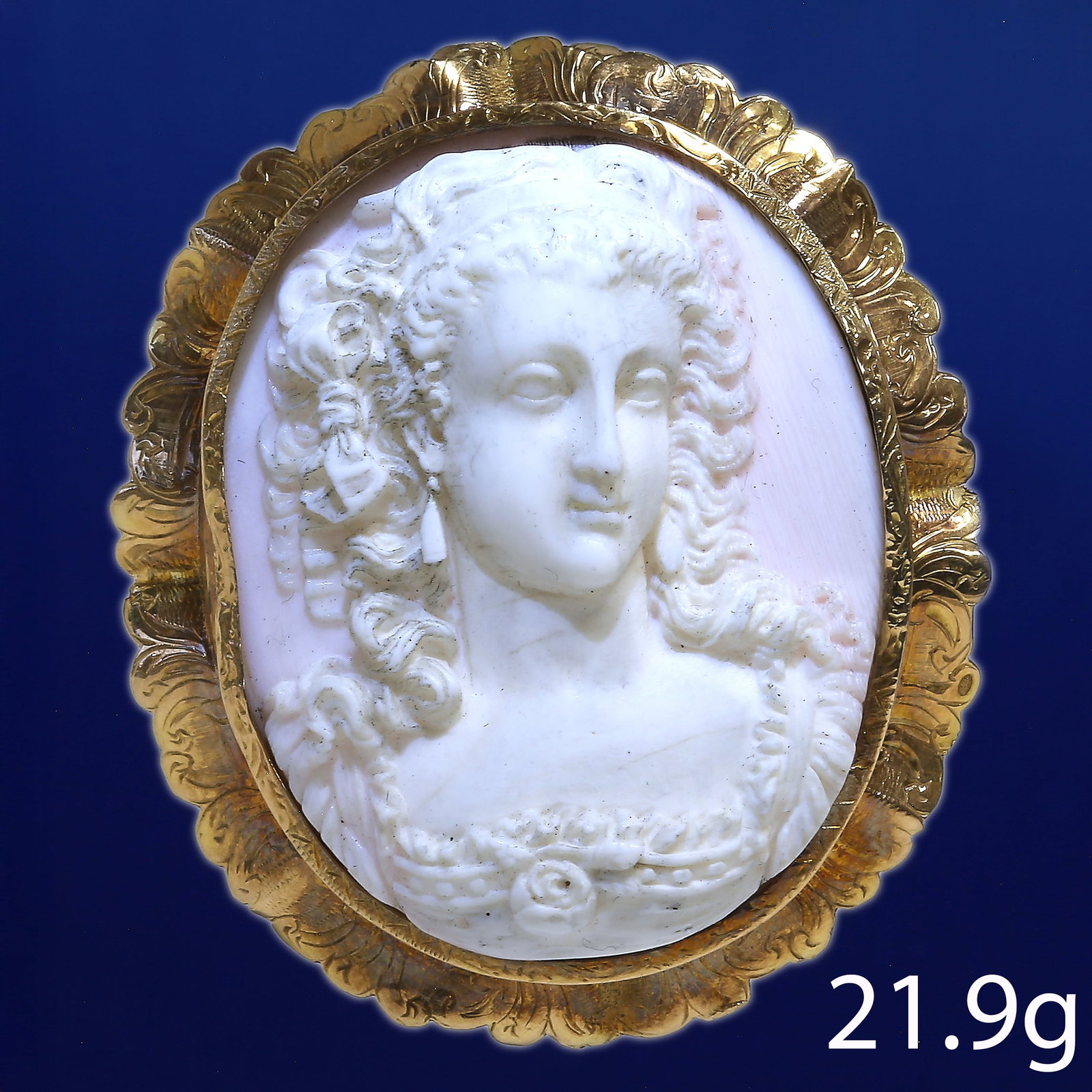 ANTIQUE GOLD CAMEO BROOCH: ANTIQUE GOLD CAMEO BROOCH 21.9 grams high carat gold detailed cameo L. 5 cm.
