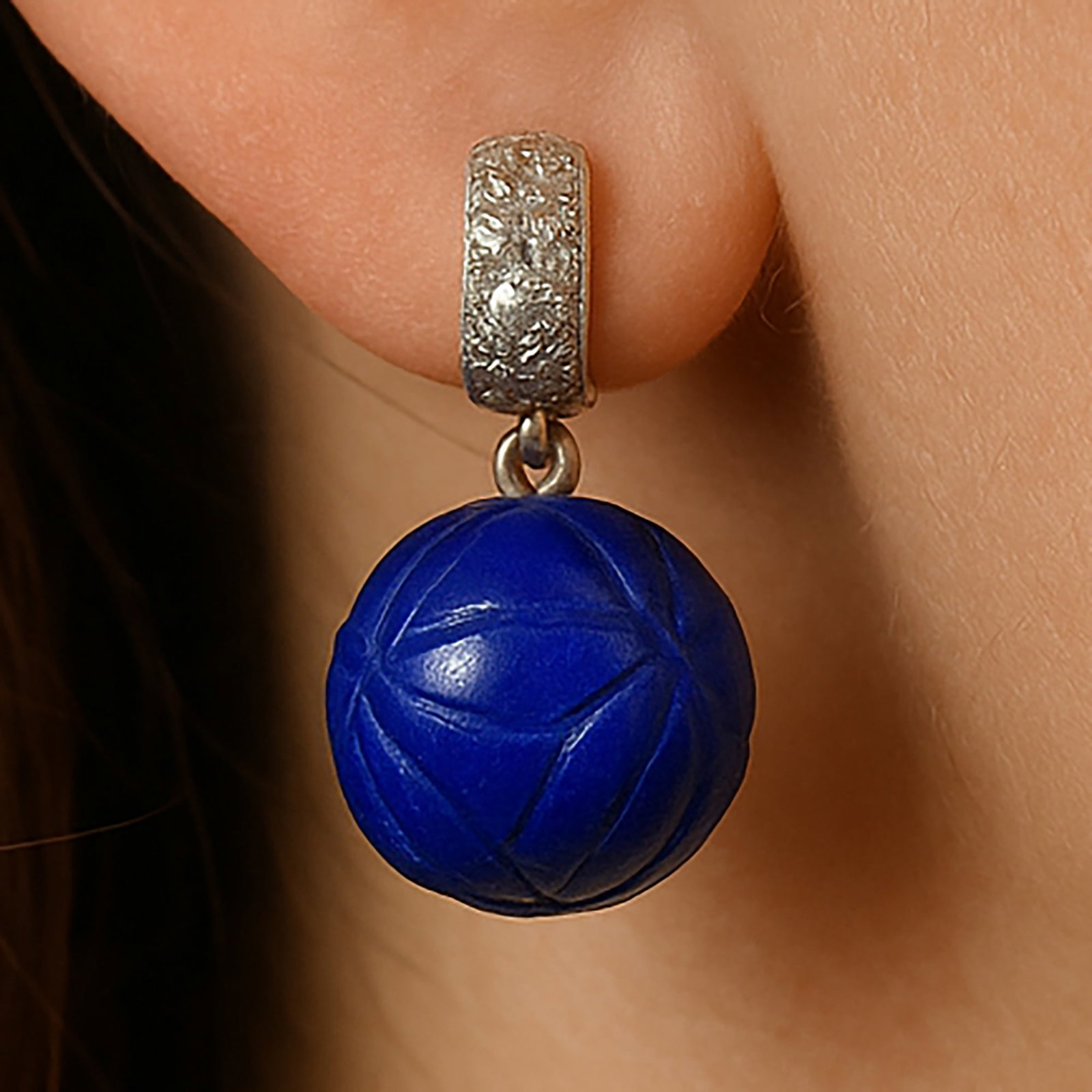 PAIR OF SAPPHIRE AND DIAMOND EARRINGS: PAIR OF SAPPHIRE AND DIAMOND EARRINGS,18 grams.Fine carved sapphire beads, one of approx. totalling approx. 79 ct.Diamonds bright and lively.L. 2,6 cm.