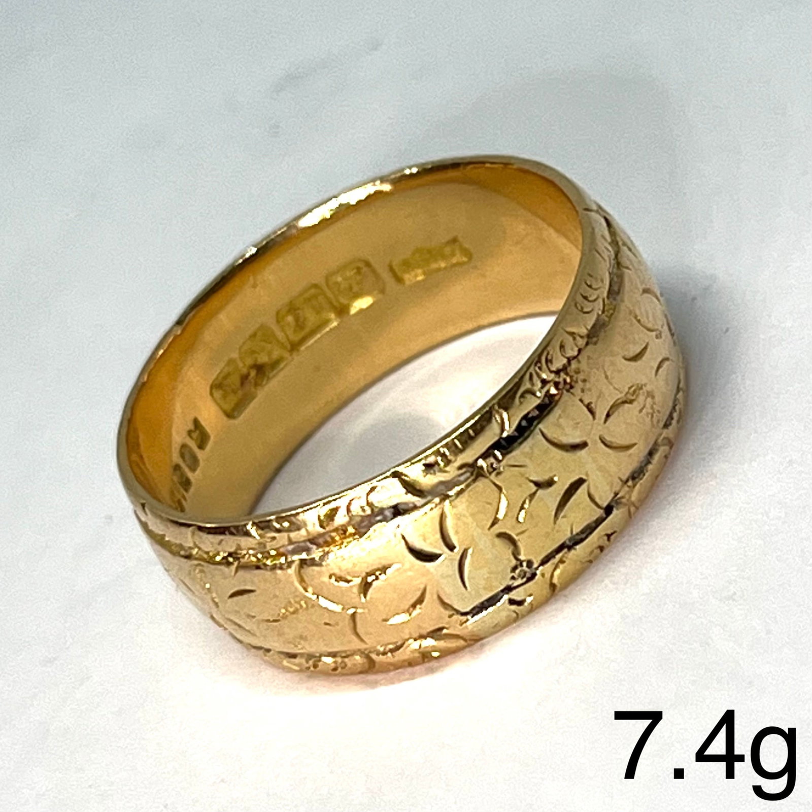 18 CT. GOLD BAND RING: 18 CT. GOLD BAND RING,7,4 grams. Size Q 1/2.