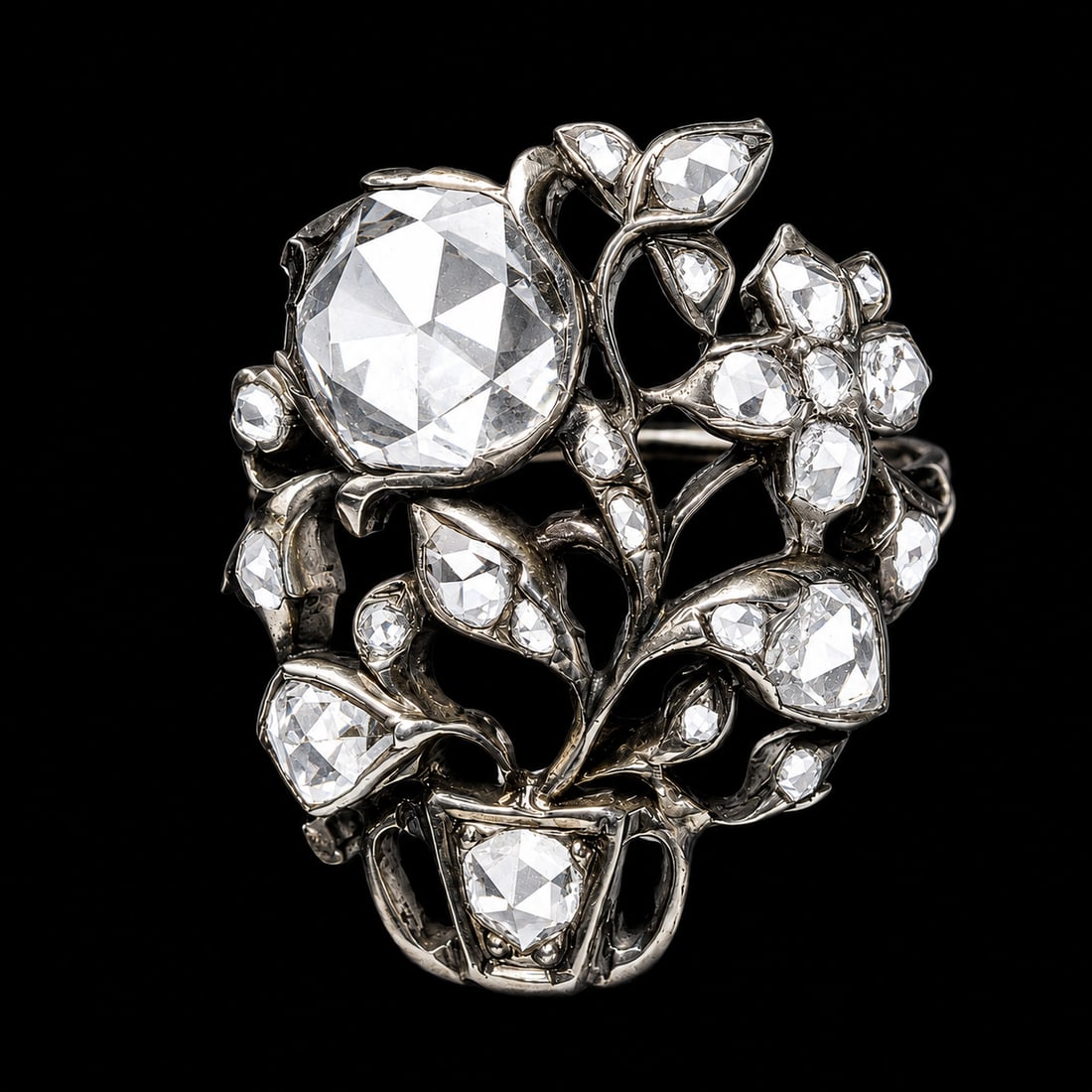 ANTIQUE DIAMOND GIARDINETTO RING: ANTIQUE DIAMOND GIARDINETTO RING,4,3 grams.Bright and lively diamonds with and larger rose cut diamond.Fine workmanship.L. head 2.2 cm.Size N 1/2.