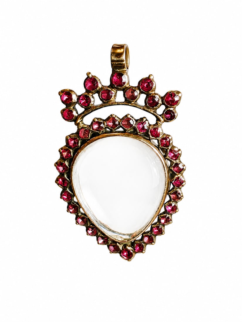 GEORGIAN GARNET AND ROCK CRYSTAL LOCKET PENDANT: GEORGIAN GARNET AND ROCK CRYSTAL LOCKET PENDANT3.6 grams, testing gold. With an opening compartment to hold a picture. L. 3 cm.