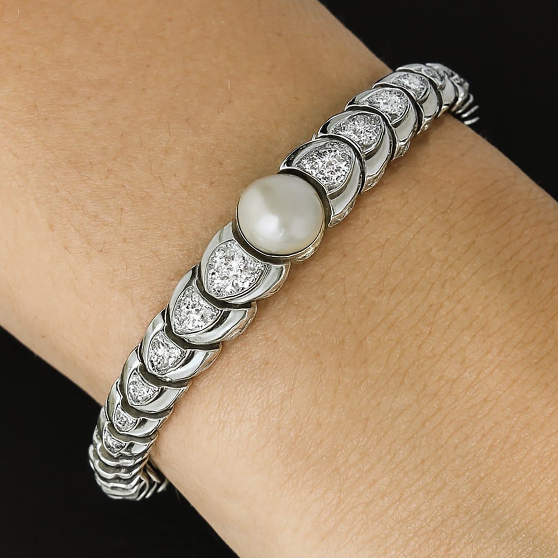 FINE NATURAL PEARL AND DIAMOND BRACELET: FINE NATURAL PEARL AND DIAMOND BRACELET40.5 grams, 14 ct. gold.fine natural freshwater pearl (Verbal). bright lively old cut diamondsapprox. 3.50 ct. in great condition L 19 cm
