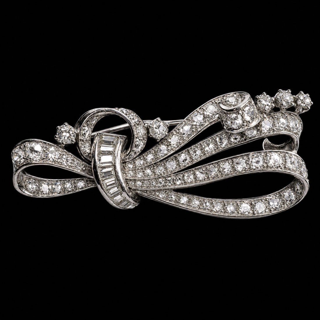 DIAMOND BROOCH: DIAMOND BROOCH,11.3 grams, testing platinum.Bright and lively diamonds, totalling approx. 3.80 ct.L. 4.8 cm.