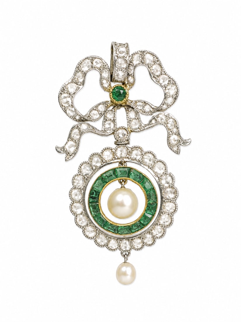 ANTIQUE DIAMOND EMERALD AND PEARL PENDANT: ANTIQUE DIAMOND EMERALD AND PEARL PENDANT,8.1 grams, testing 18 ct. gold.Diamonds bright and lively, totalling approx. 2 ct.Rich and vibrant emeralds.Lovely pearl.Articulated.L. 4.4 cm.