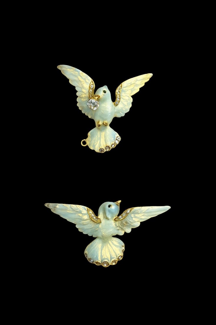 FANTASTIC VICTORIAN ENAMEL AND DIAMOND DOUBLE DOVE BROOCH/PENDANT: FANTASTIC VICTORIAN ENAMEL AND DIAMOND DOUBLE DOVE BROOCH/PENDANT,20.8 grams, testing 18 ct. gold.Depicting 2 doves in flight against each other, holding a diamond in between their beaks. Fine guilloc