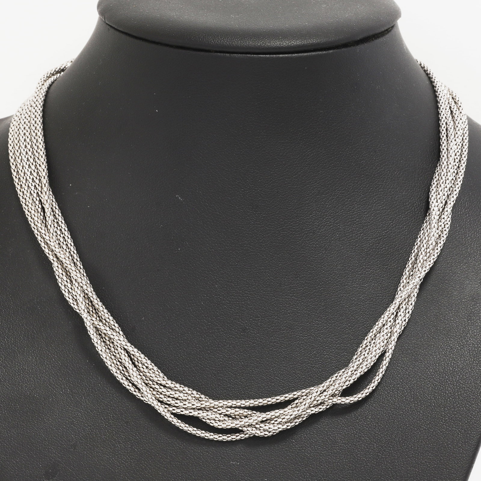 18 CT. GOLD MULTI ROW NECKLACE: 18 CT. GOLD MULTI ROW NECKLACE,30.7 grams, testing 18 ct. gold.Consisting of 6 rows.L. 45 cm.
