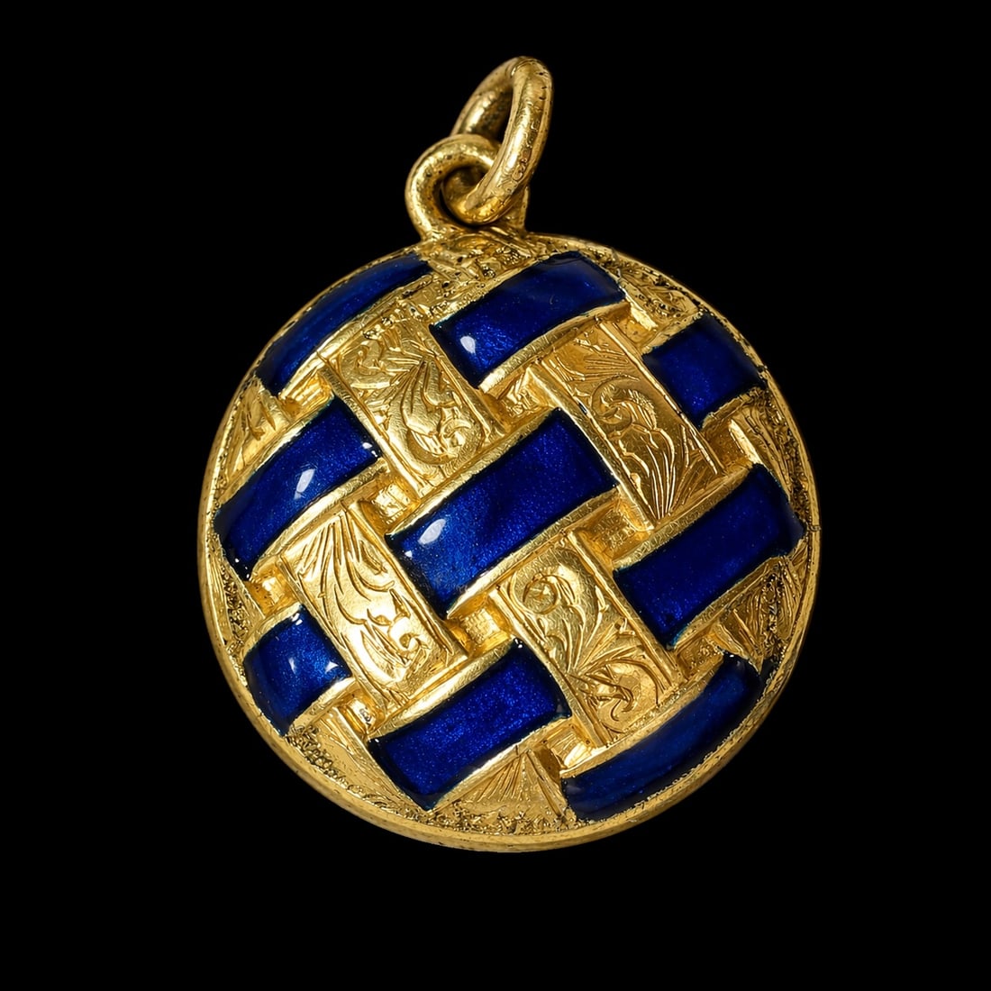 VICTORIAN ENAMEL LOCKET PENDANT: VICTORIAN ENAMEL LOCKET PENDANT,3,2 grams, testing high carat gold.The front part enameled in relief crossed band design.Locket back.L. 2,5 cm.