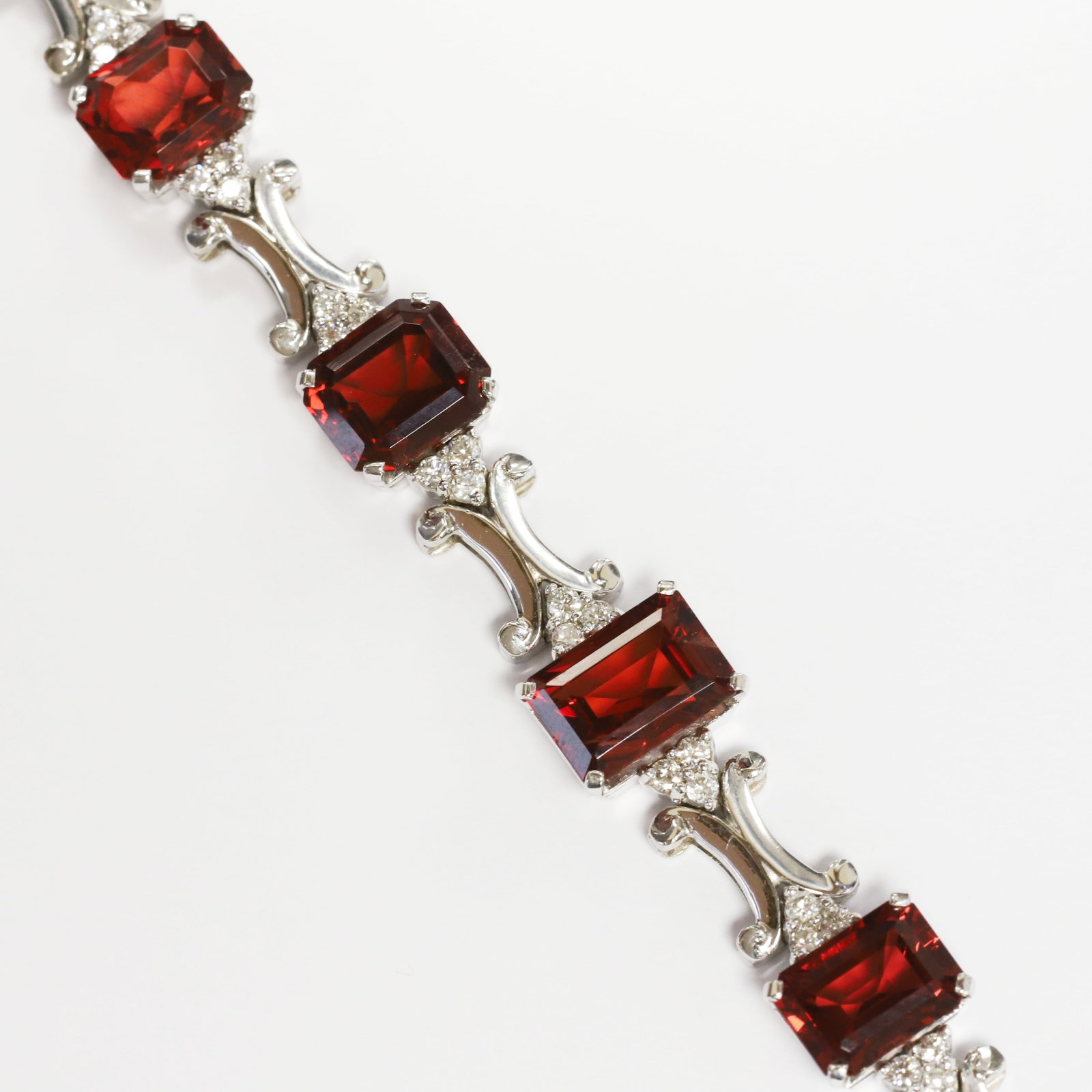CERTIFICATED RED SPINEL AND DIAMOND BRACELET: CERTIFICATED RED SPINEL AND DIAMOND BRACELET,33,4 grams, testing 18 ct. gold.Set with fine rich and vibrant spinels, totalling approx. 30.48 ct.Largest spinel of approx. 5.91 ct. (Certificated, natura